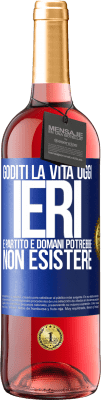 29,95 € Spedizione Gratuita | Vino rosato Edizione ROSÉ Goditi la vita oggi ieri è partito e domani potrebbe non esistere Etichetta Blu. Etichetta personalizzabile Vino giovane Raccogliere 2024 Tempranillo