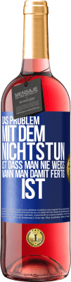 29,95 € Kostenloser Versand | Roséwein ROSÉ Ausgabe Das Problem mit dem Nichtstun ist, dass man nie weiß, wann man damit fertig ist Blaue Markierung. Anpassbares Etikett Junger Wein Ernte 2023 Tempranillo