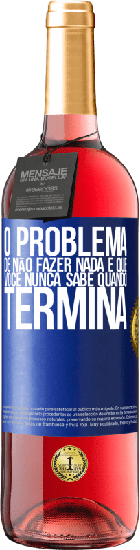 29,95 € Envio grátis | Vinho rosé Edição ROSÉ O problema de não fazer nada é que você nunca sabe quando termina Etiqueta Azul. Etiqueta personalizável Vinho jovem Colheita 2024 Tempranillo