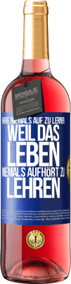 29,95 € Kostenloser Versand | Roséwein ROSÉ Ausgabe Höre niemals auf zu lernen, weil das Leben niemals aufhört zu lehren Blaue Markierung. Anpassbares Etikett Junger Wein Ernte 2024 Tempranillo