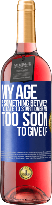 29,95 € 免费送货 | 桃红葡萄酒 ROSÉ版 我的年龄介于...之间，为时已晚，再也不能放弃 蓝色标签. 可自定义的标签 青年酒 收成 2023 Tempranillo