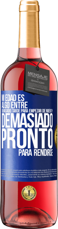 29,95 € Envío gratis | Vino Rosado Edición ROSÉ Mi edad es algo entre… Demasiado tarde para empezar de nuevo y… demasiado pronto para rendirse Etiqueta Azul. Etiqueta personalizable Vino joven Cosecha 2024 Tempranillo