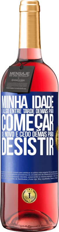 29,95 € Envio grátis | Vinho rosé Edição ROSÉ Minha idade é algo entre ... Tarde demais para começar de novo e ... cedo demais para desistir Etiqueta Azul. Etiqueta personalizável Vinho jovem Colheita 2024 Tempranillo