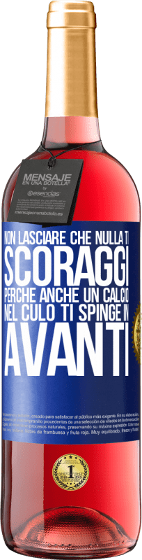 29,95 € Spedizione Gratuita | Vino rosato Edizione ROSÉ Non lasciare che nulla ti scoraggi, perché anche un calcio nel culo ti spinge in avanti Etichetta Blu. Etichetta personalizzabile Vino giovane Raccogliere 2024 Tempranillo