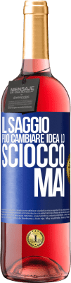 29,95 € Spedizione Gratuita | Vino rosato Edizione ROSÉ Il saggio può cambiare idea. Lo sciocco, mai Etichetta Blu. Etichetta personalizzabile Vino giovane Raccogliere 2023 Tempranillo