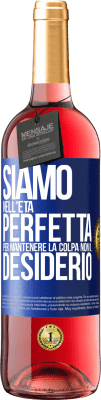 29,95 € Spedizione Gratuita | Vino rosato Edizione ROSÉ Siamo nell'età perfetta per mantenere la colpa, non il desiderio Etichetta Blu. Etichetta personalizzabile Vino giovane Raccogliere 2024 Tempranillo