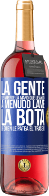 29,95 € Envío gratis | Vino Rosado Edición ROSÉ La gente que muerde la mano que le ayuda, a menudo lame la bota de quien le patea el trasero Etiqueta Azul. Etiqueta personalizable Vino joven Cosecha 2023 Tempranillo