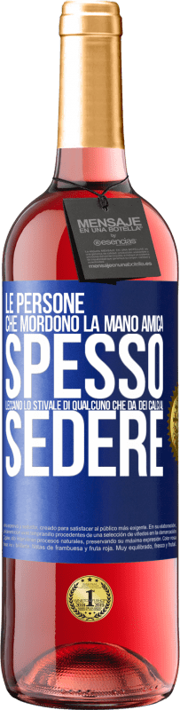 29,95 € Spedizione Gratuita | Vino rosato Edizione ROSÉ Le persone che mordono la mano amica, spesso leccano lo stivale di qualcuno che dà dei calci al sedere Etichetta Blu. Etichetta personalizzabile Vino giovane Raccogliere 2024 Tempranillo