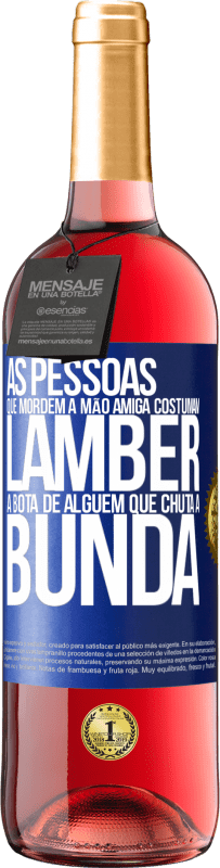 29,95 € Envio grátis | Vinho rosé Edição ROSÉ As pessoas que mordem a mão amiga costumam lamber a bota de alguém que chuta a bunda Etiqueta Azul. Etiqueta personalizável Vinho jovem Colheita 2024 Tempranillo