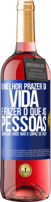 29,95 € Envio grátis | Vinho rosé Edição ROSÉ O melhor prazer da vida é fazer o que as pessoas dizem que você não é capaz de fazer Etiqueta Azul. Etiqueta personalizável Vinho jovem Colheita 2023 Tempranillo