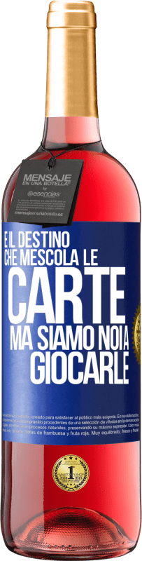 29,95 € Spedizione Gratuita | Vino rosato Edizione ROSÉ È il destino che mescola le carte, ma siamo noi a giocarle Etichetta Blu. Etichetta personalizzabile Vino giovane Raccogliere 2024 Tempranillo