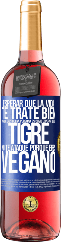 29,95 € Envío gratis | Vino Rosado Edición ROSÉ Esperar que la vida te trate bien porque eres buena persona es como esperar que un tigre no te ataque porque eres vegano Etiqueta Azul. Etiqueta personalizable Vino joven Cosecha 2024 Tempranillo