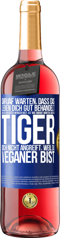 29,95 € Kostenloser Versand | Roséwein ROSÉ Ausgabe Daruaf warten, dass das Leben dich gut behandelt, weil du ein guter Mensch bist, ist wie darauf warten, dass ein Tiger dich nich Blaue Markierung. Anpassbares Etikett Junger Wein Ernte 2024 Tempranillo