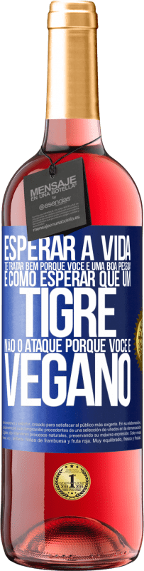 29,95 € Envio grátis | Vinho rosé Edição ROSÉ Esperar a vida te tratar bem porque você é uma boa pessoa é como esperar que um tigre não o ataque porque você é vegano Etiqueta Azul. Etiqueta personalizável Vinho jovem Colheita 2024 Tempranillo