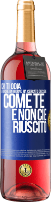 29,95 € Spedizione Gratuita | Vino rosato Edizione ROSÉ Chi ti odia è perché un giorno ha cercato di essere come te e non ci è riuscito Etichetta Blu. Etichetta personalizzabile Vino giovane Raccogliere 2024 Tempranillo