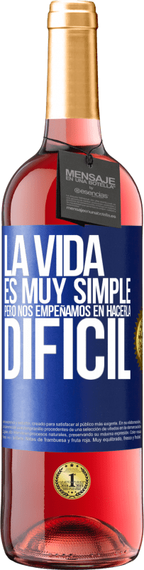 29,95 € Envío gratis | Vino Rosado Edición ROSÉ La vida es muy simple, pero nos empeñamos en hacerla difícil Etiqueta Azul. Etiqueta personalizable Vino joven Cosecha 2024 Tempranillo