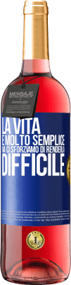 29,95 € Spedizione Gratuita | Vino rosato Edizione ROSÉ La vita è molto semplice, ma ci sforziamo di renderla difficile Etichetta Blu. Etichetta personalizzabile Vino giovane Raccogliere 2024 Tempranillo