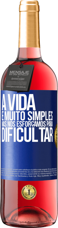 29,95 € Envio grátis | Vinho rosé Edição ROSÉ A vida é muito simples, mas nos esforçamos para dificultar Etiqueta Azul. Etiqueta personalizável Vinho jovem Colheita 2024 Tempranillo