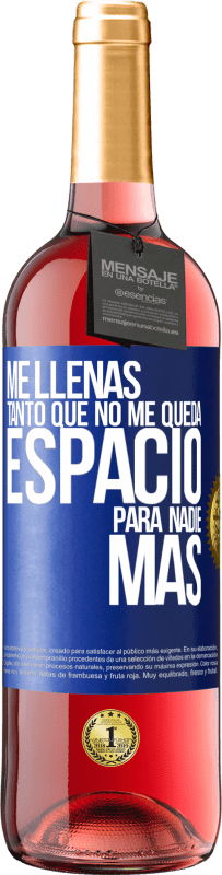 29,95 € Envío gratis | Vino Rosado Edición ROSÉ Me llenas tanto que no me queda espacio para nadie más Etiqueta Azul. Etiqueta personalizable Vino joven Cosecha 2024 Tempranillo