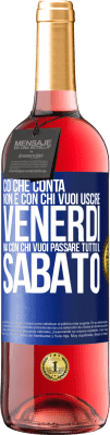 29,95 € Spedizione Gratuita | Vino rosato Edizione ROSÉ Ciò che conta non è con chi vuoi uscire venerdì, ma con chi vuoi passare tutto il sabato Etichetta Blu. Etichetta personalizzabile Vino giovane Raccogliere 2023 Tempranillo