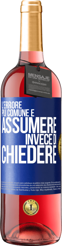 29,95 € Spedizione Gratuita | Vino rosato Edizione ROSÉ L'errore più comune è assumere invece di chiedere Etichetta Blu. Etichetta personalizzabile Vino giovane Raccogliere 2024 Tempranillo