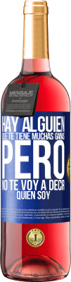 29,95 € Envío gratis | Vino Rosado Edición ROSÉ Hay alguien que te tiene muchas ganas, pero no te voy a decir quien soy Etiqueta Azul. Etiqueta personalizable Vino joven Cosecha 2025 Tempranillo