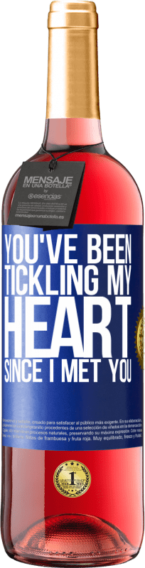 29,95 € 免费送货 | 桃红葡萄酒 ROSÉ版 自从我遇见你以来你就一直在挠我的心 蓝色标签. 可自定义的标签 青年酒 收成 2025 Tempranillo