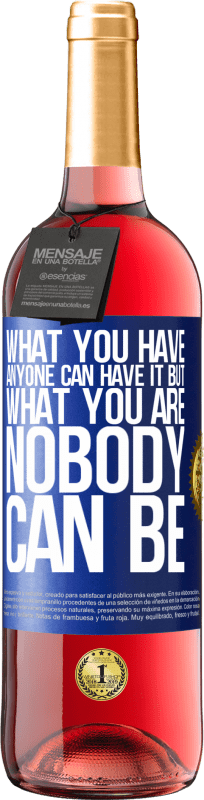 29,95 € Бесплатная доставка | Розовое вино Издание ROSÉ То, что у вас есть у кого-то, может быть, но тем, кем вы являетесь, никто не может быть Синяя метка. Настраиваемая этикетка Молодое вино Урожай 2024 Tempranillo