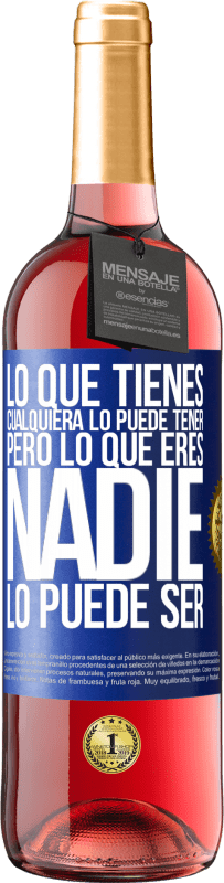 29,95 € Envío gratis | Vino Rosado Edición ROSÉ Lo que tienes cualquiera lo puede tener, pero lo que eres nadie lo puede ser Etiqueta Azul. Etiqueta personalizable Vino joven Cosecha 2025 Tempranillo