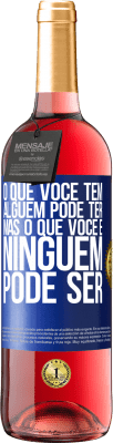 29,95 € Envio grátis | Vinho rosé Edição ROSÉ O que você tem alguém pode ter, mas o que você é ninguém pode ser Etiqueta Azul. Etiqueta personalizável Vinho jovem Colheita 2025 Tempranillo