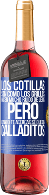 29,95 € Envío gratis | Vino Rosado Edición ROSÉ Los cotillas son como los grillos, hacen mucho ruido de lejos, pero cuando te acercas se quedan calladitos Etiqueta Azul. Etiqueta personalizable Vino joven Cosecha 2023 Tempranillo