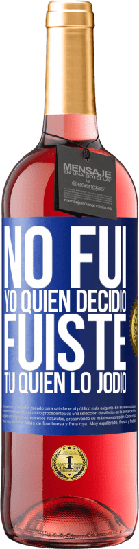 29,95 € Envío gratis | Vino Rosado Edición ROSÉ No fui yo quien decidió, fuiste tú quien lo jodió Etiqueta Azul. Etiqueta personalizable Vino joven Cosecha 2024 Tempranillo