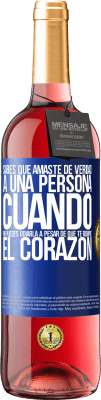 29,95 € Envío gratis | Vino Rosado Edición ROSÉ Sabes que amaste de verdad a una persona cuando no puedes odiarla a pesar de que te rompió el corazón Etiqueta Azul. Etiqueta personalizable Vino joven Cosecha 2025 Tempranillo