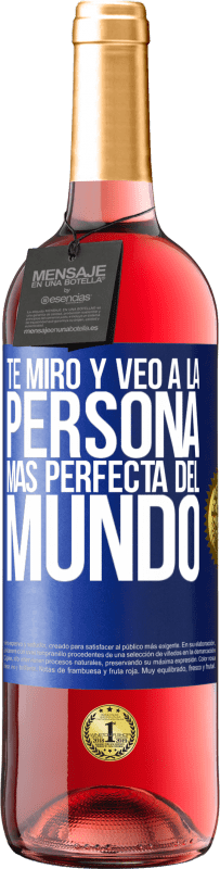 29,95 € Envío gratis | Vino Rosado Edición ROSÉ Te miro y veo a la persona más perfecta del mundo Etiqueta Azul. Etiqueta personalizable Vino joven Cosecha 2023 Tempranillo