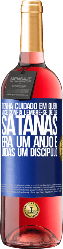29,95 € Envio grátis | Vinho rosé Edição ROSÉ Tenha cuidado em quem você confia. Lembre-se de que Satanás era um anjo e Judas um discípulo Etiqueta Azul. Etiqueta personalizável Vinho jovem Colheita 2025 Tempranillo