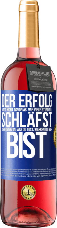 29,95 € Kostenloser Versand | Roséwein ROSÉ Ausgabe Der Erfolg hängt nicht davon ab, wie viele Stunden du schläfst, sondern davon, was du tust, während du wach bist Blaue Markierung. Anpassbares Etikett Junger Wein Ernte 2024 Tempranillo