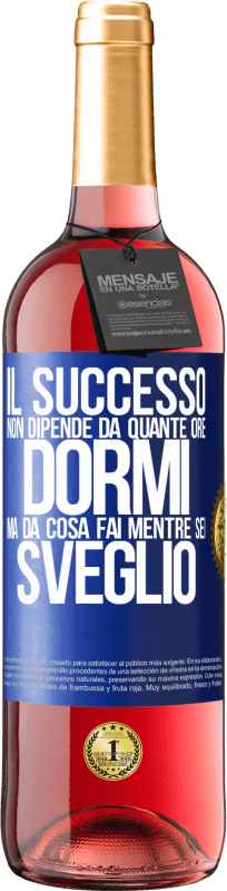 29,95 € Spedizione Gratuita | Vino rosato Edizione ROSÉ Il successo non dipende da quante ore dormi, ma da cosa fai mentre sei sveglio Etichetta Blu. Etichetta personalizzabile Vino giovane Raccogliere 2024 Tempranillo