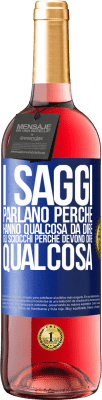 29,95 € Spedizione Gratuita | Vino rosato Edizione ROSÉ I saggi parlano perché hanno qualcosa da dire gli sciocchi perché devono dire qualcosa Etichetta Blu. Etichetta personalizzabile Vino giovane Raccogliere 2023 Tempranillo