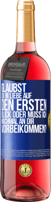 29,95 € Kostenloser Versand | Roséwein ROSÉ Ausgabe Glaubst du in Liebe auf den ersten Blick oder muss ich nochmal an dir vorbeikommen? Blaue Markierung. Anpassbares Etikett Junger Wein Ernte 2023 Tempranillo