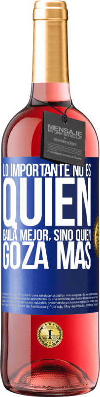 29,95 € Envío gratis | Vino Rosado Edición ROSÉ Lo importante no es quién baila mejor, sino quién goza más Etiqueta Azul. Etiqueta personalizable Vino joven Cosecha 2024 Tempranillo