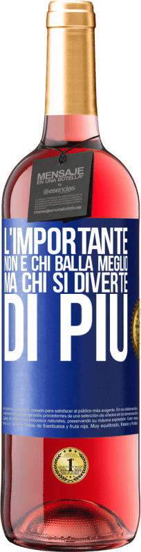 29,95 € Spedizione Gratuita | Vino rosato Edizione ROSÉ L'importante non è chi balla meglio, ma chi si diverte di più Etichetta Blu. Etichetta personalizzabile Vino giovane Raccogliere 2024 Tempranillo