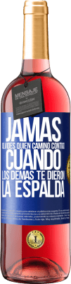 29,95 € Envío gratis | Vino Rosado Edición ROSÉ Jamás olvides quién caminó contigo cuando los demás te dieron la espalda Etiqueta Azul. Etiqueta personalizable Vino joven Cosecha 2025 Tempranillo