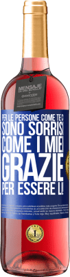 29,95 € Spedizione Gratuita | Vino rosato Edizione ROSÉ Per le persone come te ci sono sorrisi come i miei. Grazie per essere lì! Etichetta Blu. Etichetta personalizzabile Vino giovane Raccogliere 2023 Tempranillo