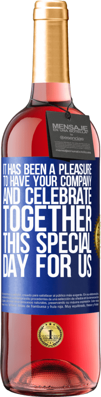 29,95 € 免费送货 | 桃红葡萄酒 ROSÉ版 很高兴有您的公司与我们一起庆祝这一特殊的日子 蓝色标签. 可自定义的标签 青年酒 收成 2023 Tempranillo