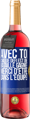 29,95 € Envoi gratuit | Vin rosé Édition ROSÉ Avec toi chaque défi est une bataille gagnée. Merci d'être dans l'équipe! Étiquette Bleue. Étiquette personnalisable Vin jeune Récolte 2023 Tempranillo