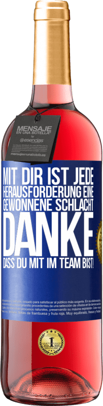 29,95 € Kostenloser Versand | Roséwein ROSÉ Ausgabe Mit dir ist jede Herausforderung eine gewonnene Schlacht. Danke, dass du mit im Team bist! Blaue Markierung. Anpassbares Etikett Junger Wein Ernte 2024 Tempranillo