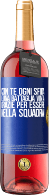 29,95 € Spedizione Gratuita | Vino rosato Edizione ROSÉ Con te ogni sfida è una battaglia vinta. Grazie per essere nella squadra! Etichetta Blu. Etichetta personalizzabile Vino giovane Raccogliere 2023 Tempranillo