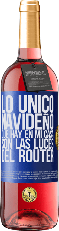 29,95 € Envío gratis | Vino Rosado Edición ROSÉ Lo único navideño que hay en mi casa son las luces del router Etiqueta Azul. Etiqueta personalizable Vino joven Cosecha 2024 Tempranillo