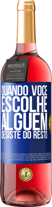 29,95 € Envio grátis | Vinho rosé Edição ROSÉ Quando você escolhe alguém, desiste do resto Etiqueta Azul. Etiqueta personalizável Vinho jovem Colheita 2024 Tempranillo