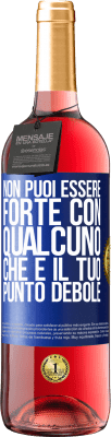 29,95 € Spedizione Gratuita | Vino rosato Edizione ROSÉ Non puoi essere forte con qualcuno che è il tuo punto debole Etichetta Blu. Etichetta personalizzabile Vino giovane Raccogliere 2024 Tempranillo